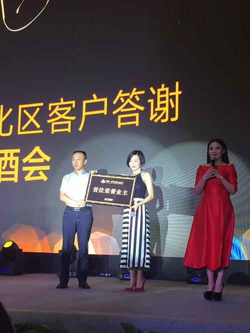 好聲音人氣學(xué)員毛澤少出席武漢萬達(dá)中央文化區(qū)客戶答謝會