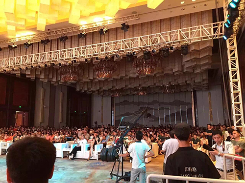 郎咸平出席南昌萊蒙都會“巨頭峰會 同領(lǐng)未來”經(jīng)濟(jì)論壇