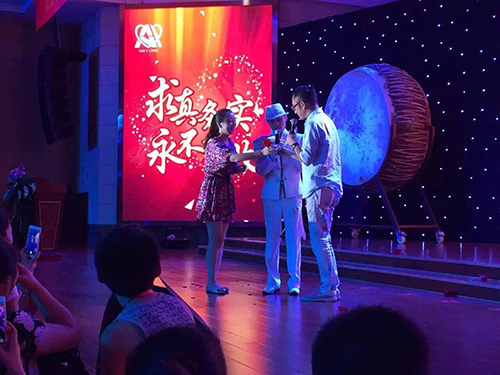 吳啟華、韓國男團(tuán)Notice出席昆明至愛企業(yè)集團(tuán)巨星見面演唱會