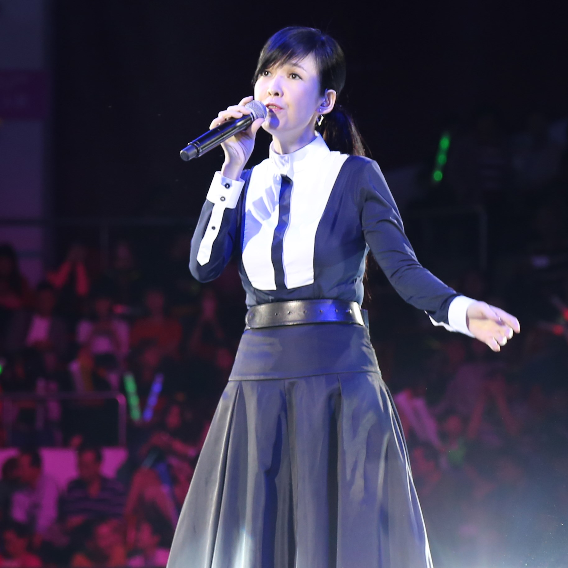 周慧敏領(lǐng)銜眾明星助陣東方之夜群星演唱會