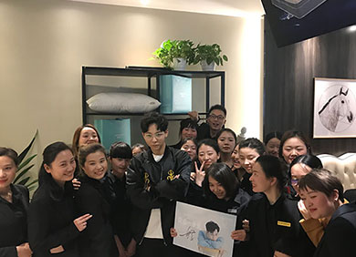 #胡夏親臨富森美# 最美四月，怎能少了胡夏... 來(lái)自富森美家居