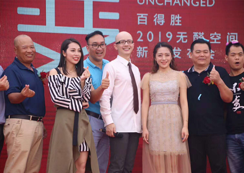 歌星平安、周延英、沈丹丹等明星親臨南寧活動現場獻唱，助力廠家新品發布