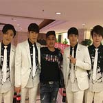 韓國男團NOTICE與經紀人李志合影