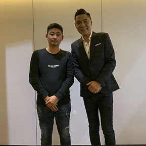 屠洪剛與經紀人李志合影 屠洪剛與經紀人李志合影